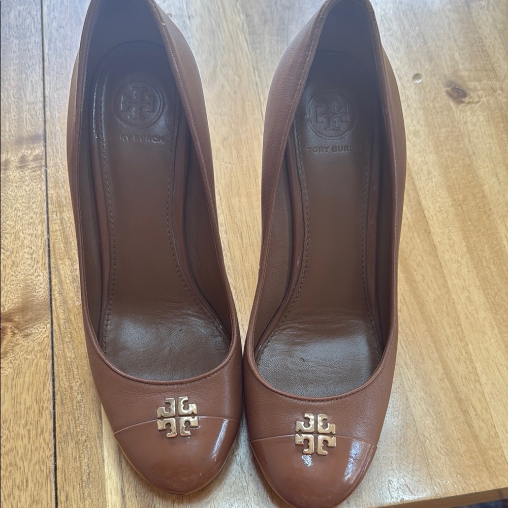 Tory Burch Brown Leather wedge with Logo Emblem